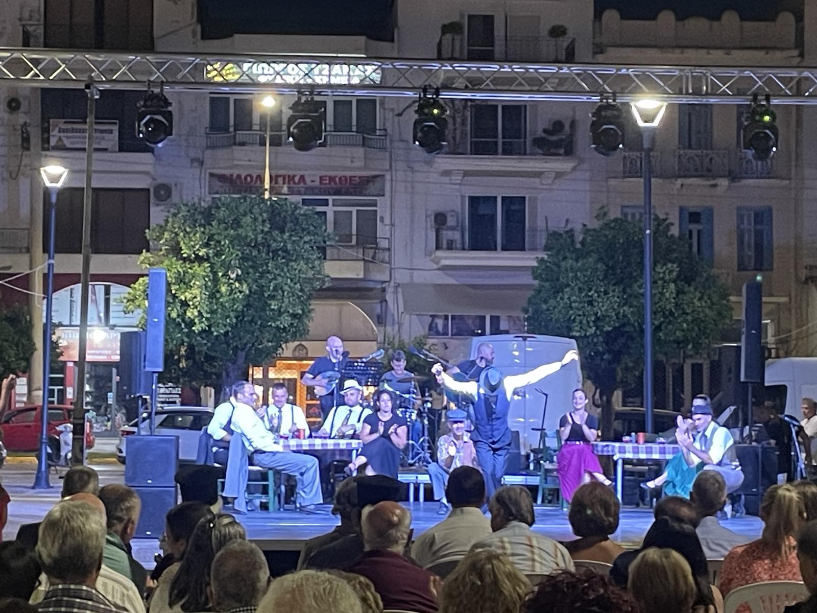 Βραδιά ρεμπέτικου με άρωμα Αποδήμων – Με επιτυχία η μουσικοχορευτική εκδήλωση στο πλαίσιο της Εβδομάδας Αποδήμων