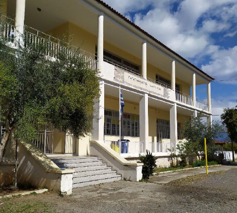 Σε τροχιά αναδιαμόρφωσης ο περιβάλλων χώρος του Νηπιαγωγείου & Δημοτικού Σχολείου Αγίου Ιωάννη Σπάρτης – Υπογράφτηκε η σύμβαση από την ΚΤΥΠ Α.Ε.