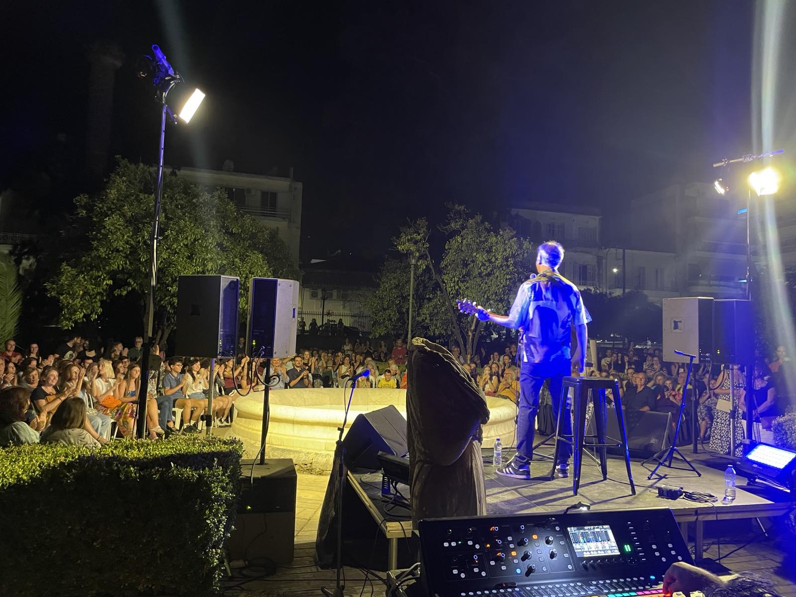 Μάγεψε ο Φοίβος Δεληβοριάς στον Κήπο του Αρχαιολογικού Μουσείου – Συναυλία αφιέρωμα στα 20 χρόνια του Ερευνητικού Προγράμματος Αμυκλών