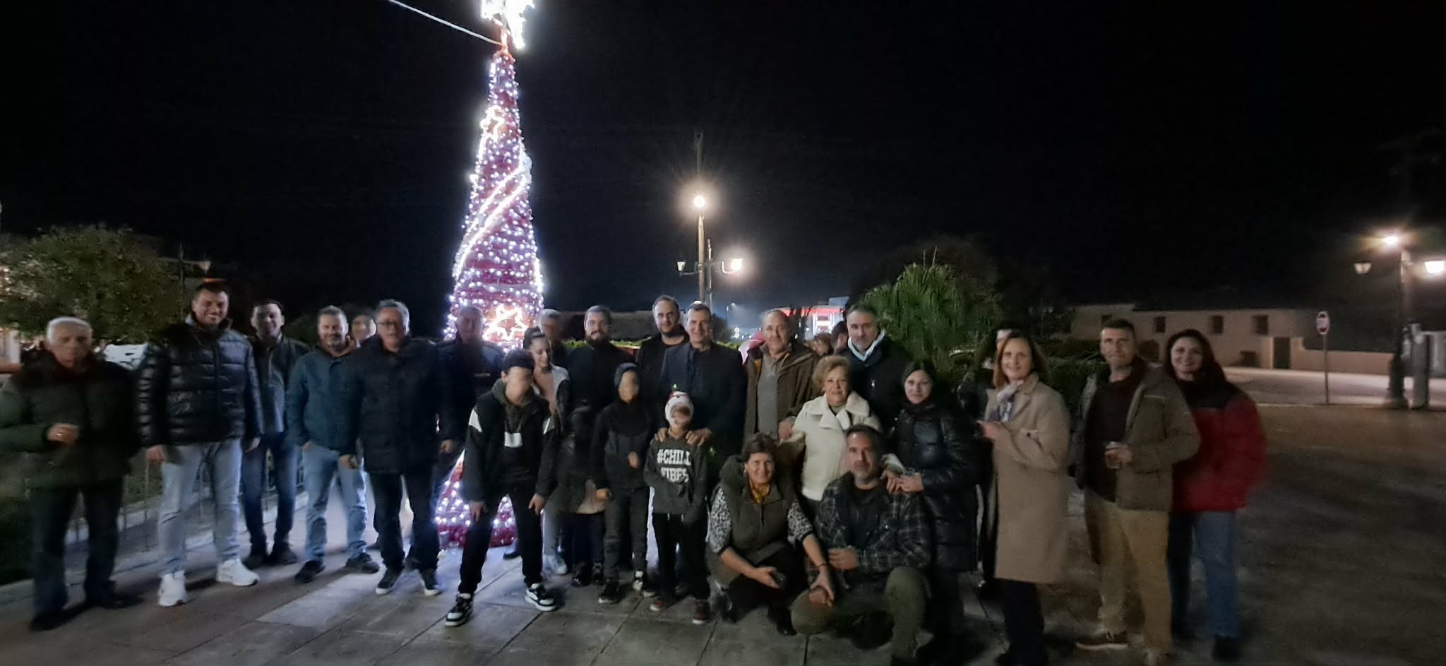 Με μουσική και κρασί η φωταγώγηση του Χριστουγεννιάτικου δέντρου στη Μαγούλα