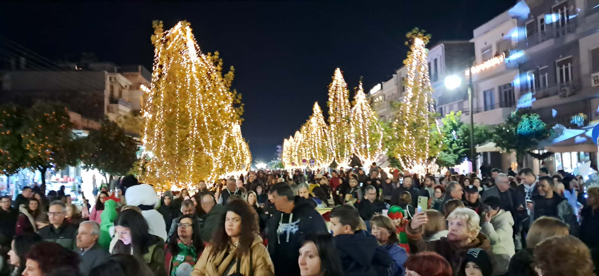 Η Σπάρτη πλημμύρισε Φως – Φαντασμαγορική η φωταγώγηση της Παλαιολόγου – Street party με τους μοναδικούς Vanila Swing