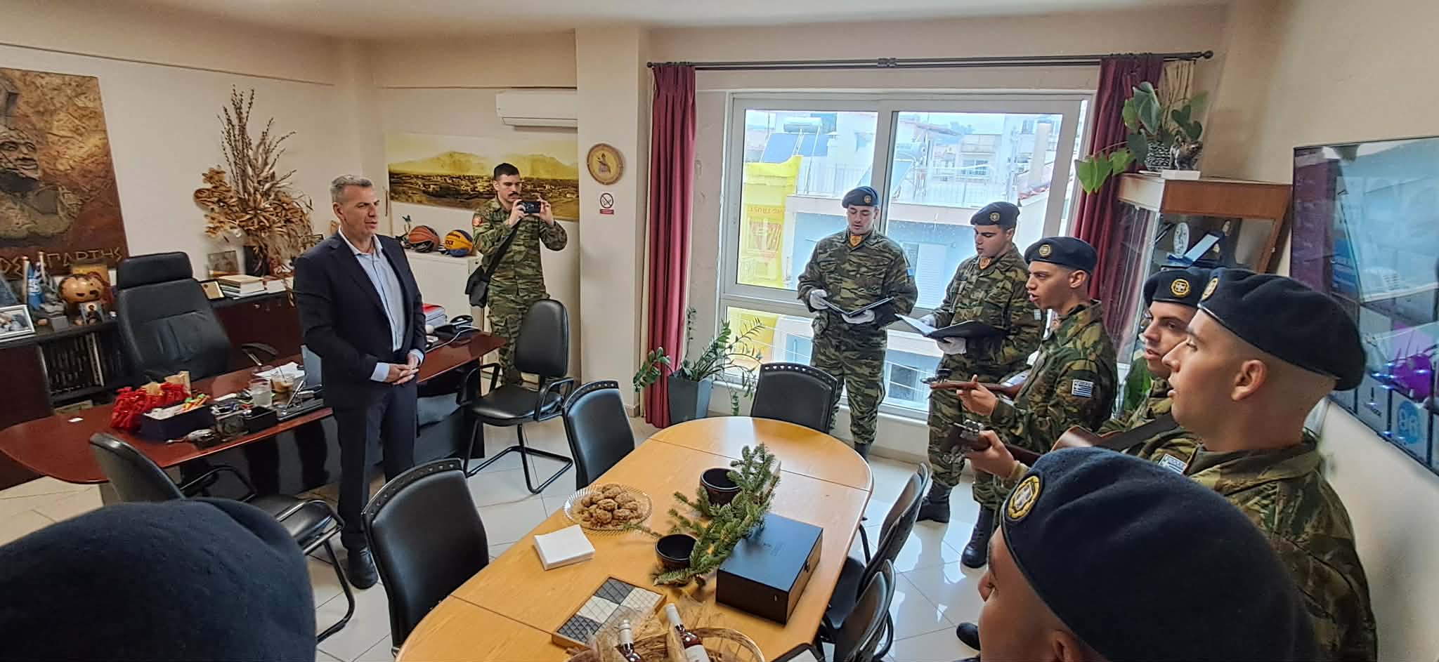 Κάλαντα των Χριστουγέννων στον Δήμαρχο Σπάρτης, Μιχάλη Βακαλόπουλο