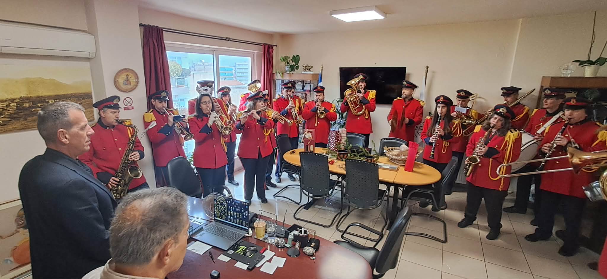 Πρωτοχρονιάτικα Κάλαντα και Ευχές για Καλή Χρονιά στον Δήμαρχο Σπάρτης 