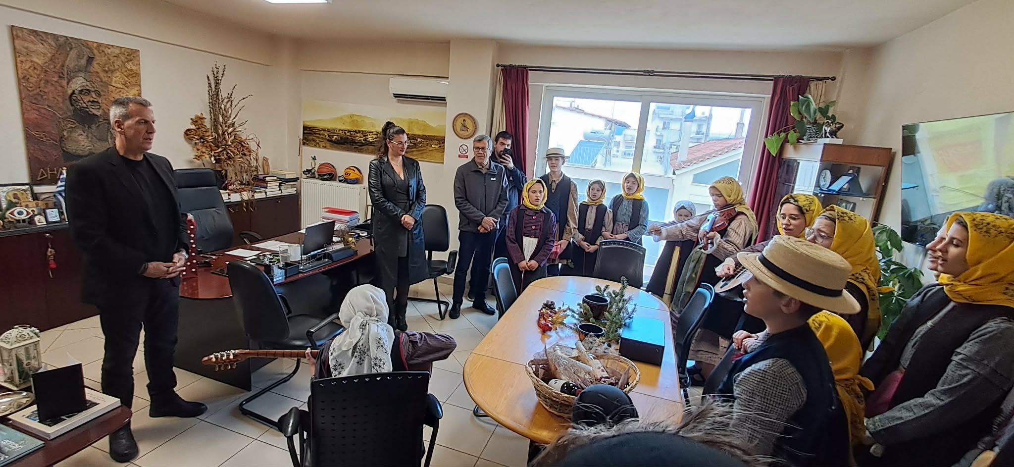 Άρωμα παράδοσης στο Δημαρχείο Σπάρτης από τα κάλαντα της Λαογραφικής Ομάδας Λακωνίας