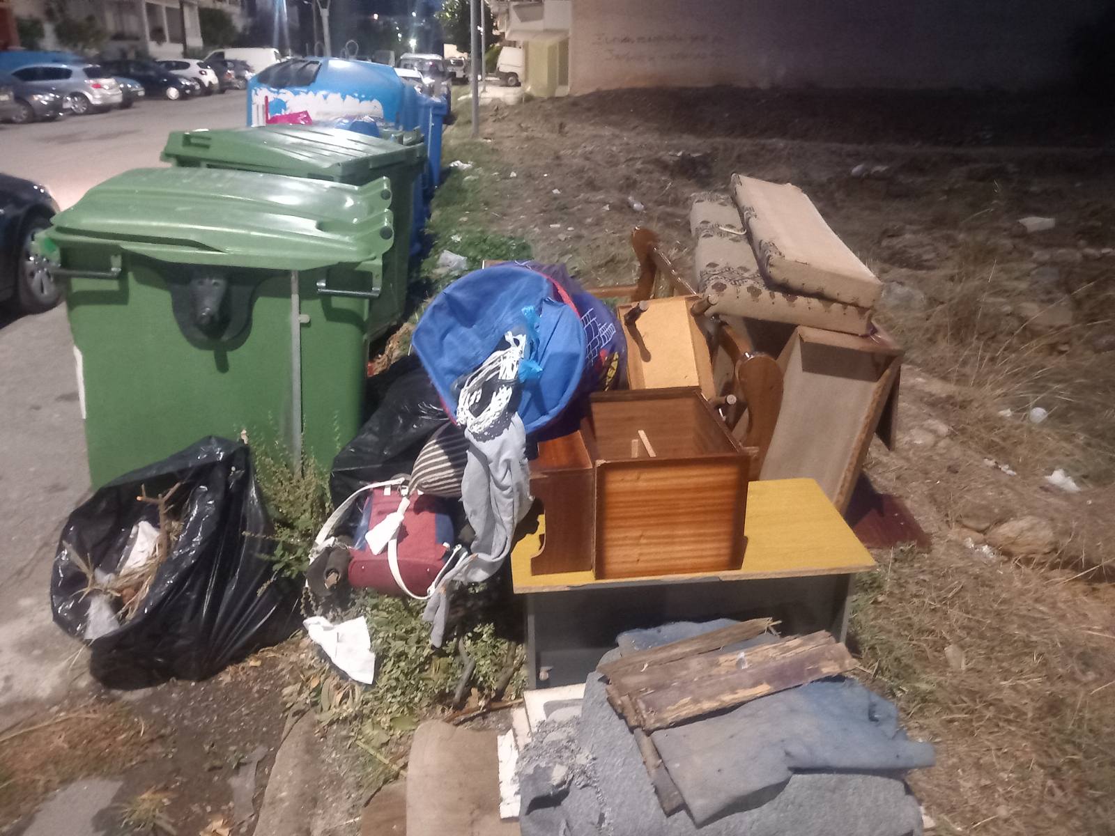 Επιβολή προστίμου για ογκώδη αντικείμενα έξω από κάδους απορριμμάτων στην οδό Πλατανιστά 