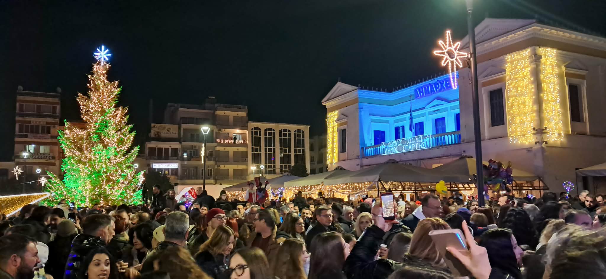 Όλη η Σπάρτη μια γιορτή – Μαγευτική η φωταγώγηση του Χριστουγεννιάτικου Δέντρου στην κατάμεστη κεντρική πλατεία και η συναυλία των Onirama