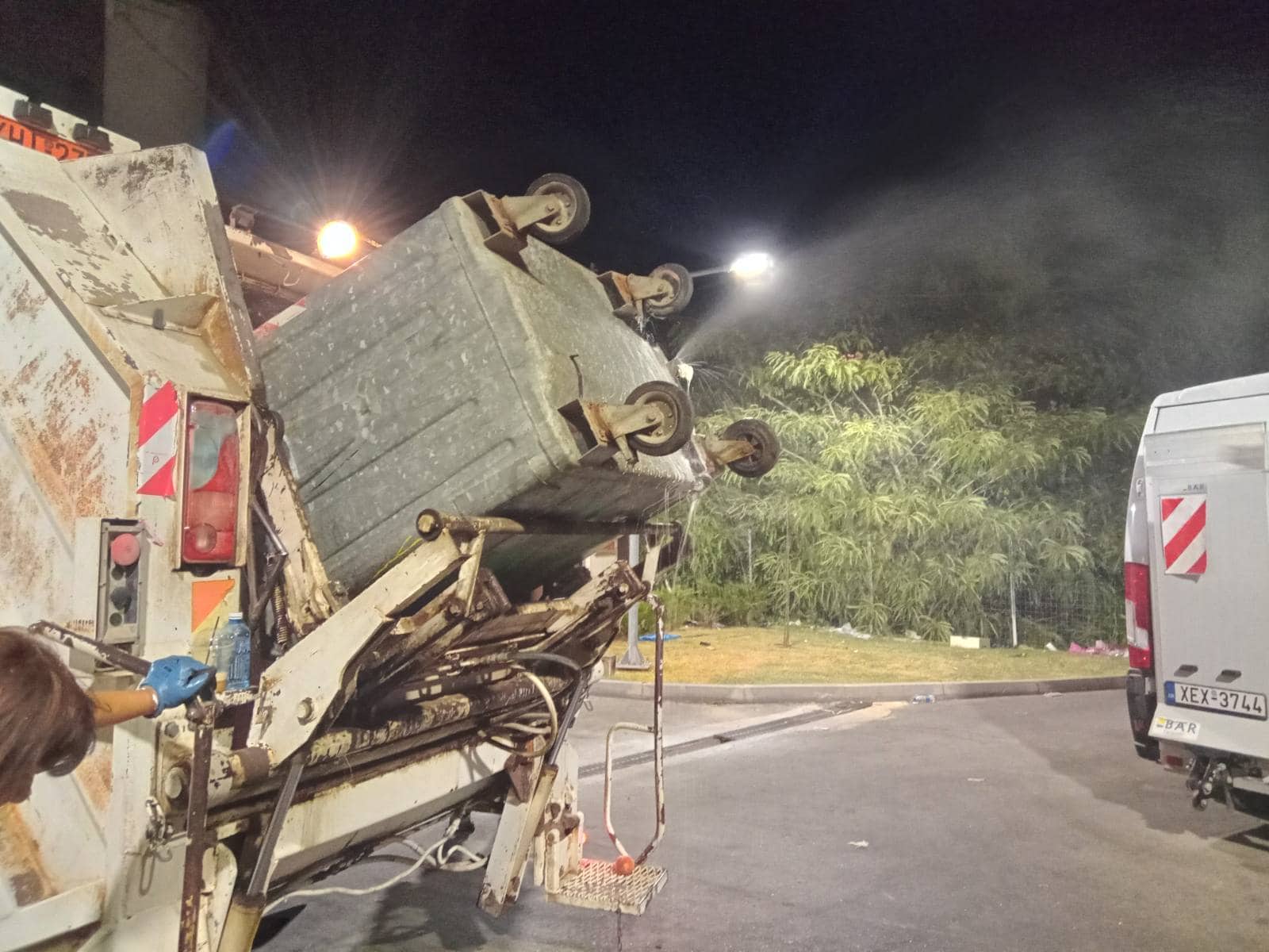 Καθαρισμός και απολύμανση των κάδων απορριμμάτων – Διατηρούμε τον Δήμο μας καθαρό