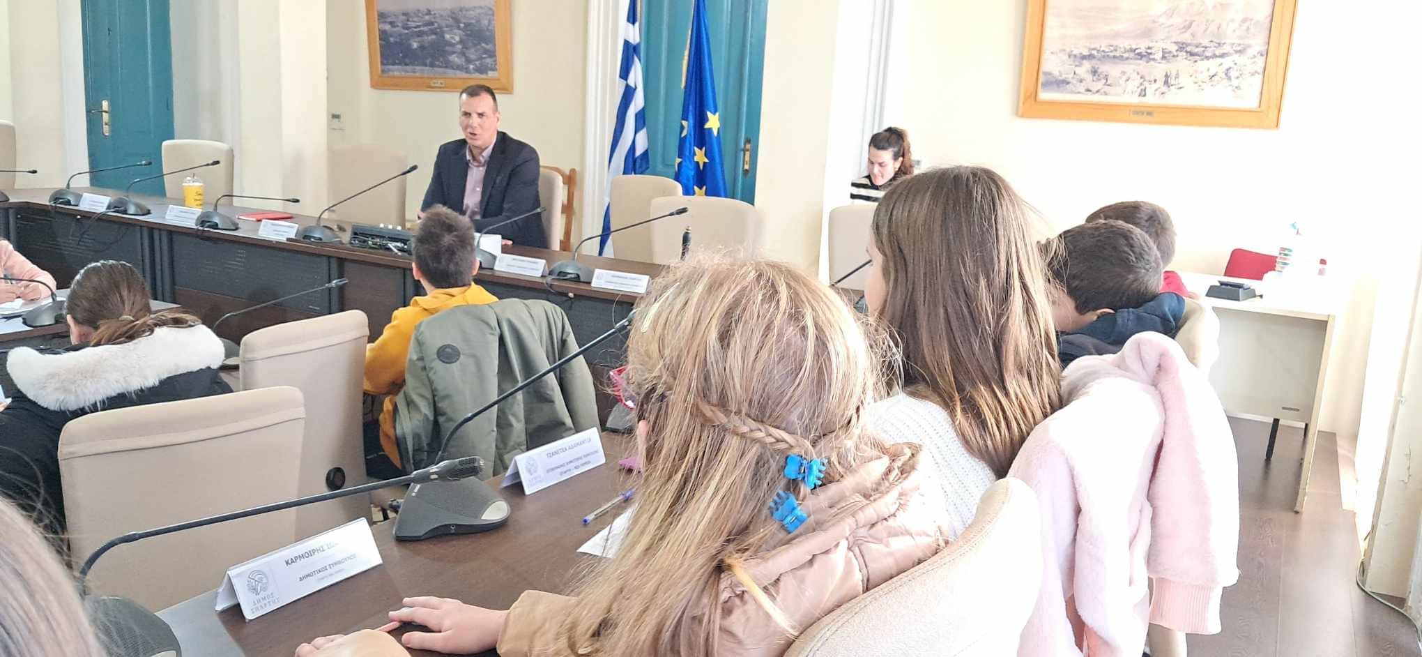 Ο Δήμαρχος Σπάρτης σε μια … διαφορετική συνεδρίαση Δημοτικού Συμβουλίου